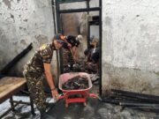 Banser Bantu Bersihkan Puing-puing Kebakaran