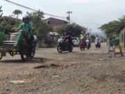 Jalan Raya Lama Gringsing Rusak Tak Kunjung di Perbaiki