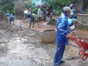 Warga Dukuh Rowosari Kerjabakti Bersihkan Drainase