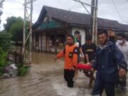 Bersama Banser, Kades Bulak Evakuasi Warga dari Banjir