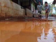Anak-anak pun Turun Tangan Bersihkan Lumpur Sisa Banjir