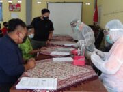 Penyaluran BST, Petugas POS Gringsing ber APD Lengkap
