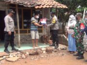 Hindari Kerumunan Binmas Polsek – Koramil Gringsing Blusukan Serahkan Bansos Covid-19