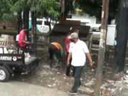 Prihatin dengan Perilaku Warga, Petugas DLH Patroli Sampah
