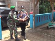 Bripka Hadi Purnomo Fasilitasi Mobil Pribadi, Jemput Bola Warga Berkebutuhan Khusus Ikuti Vaksinasi