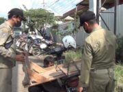 Nekat Buka Lapak di Eks Pasar Kobong Weleri, Gerobak Pedagang Diangkut Petugas