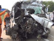 7 Penumpang HiAce Tewas Usai Tabrak Tronton di Jalan Tol Alas Roban
