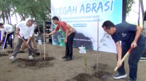 dirkh kitb fachrur rozi (baju biru), pj sekda batang Ary Yudianto ( baju putih)