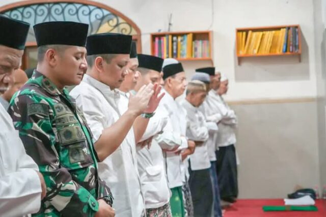 Walikota Pekalongan Afzan Arslan Djunaid ikuti Sholat Tarling