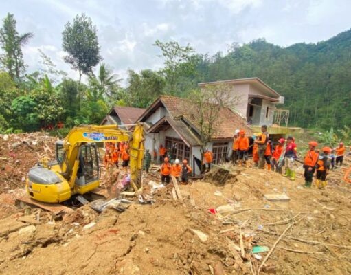Tim SAR Berhasil Temukan 12 Korban Tanah Longsor Pandanarum