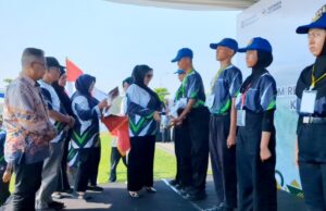 Tingkatkan Mental Manpower Lokal, KITB Gelar Giat PRIMA plt dirut kitb serahkan penghargaan ke peserta prima
