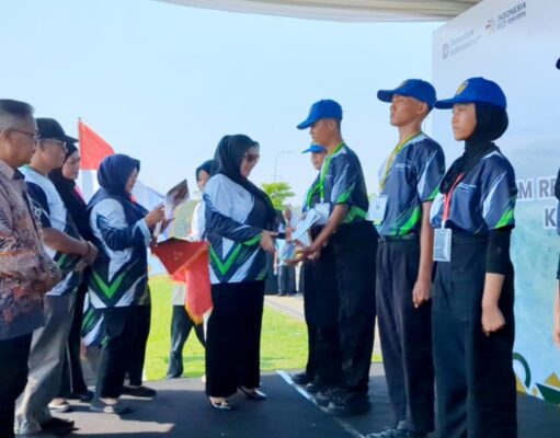 Tingkatkan Mental Manpower Lokal, KITB Gelar Giat PRIMA plt dirut kitb serahkan penghargaan ke peserta prima