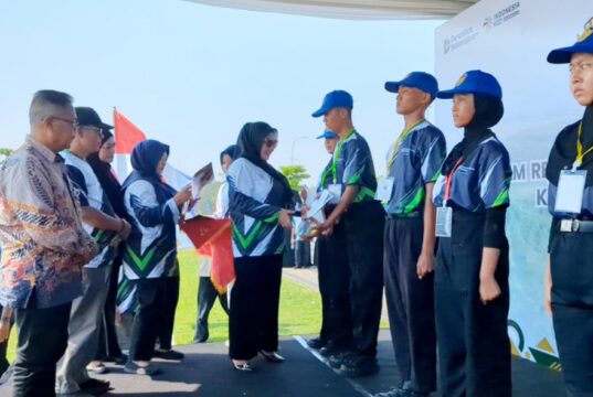 Tingkatkan Mental Manpower Lokal, KITB Gelar Giat PRIMA plt dirut kitb serahkan penghargaan ke peserta prima
